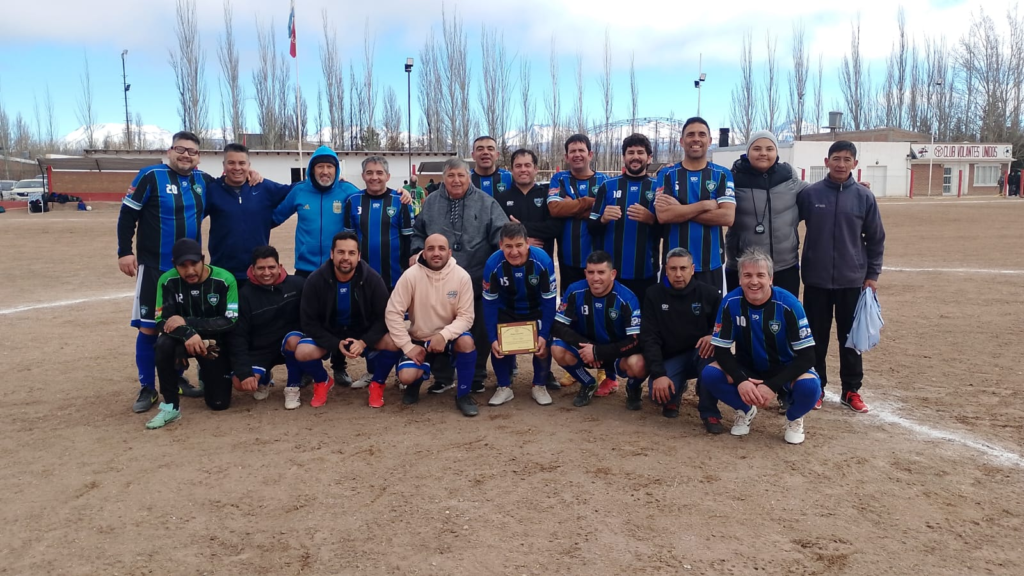 Mario Tapia, con 68 años, sigue jugando al fútbol en veteranos. 1 image 12