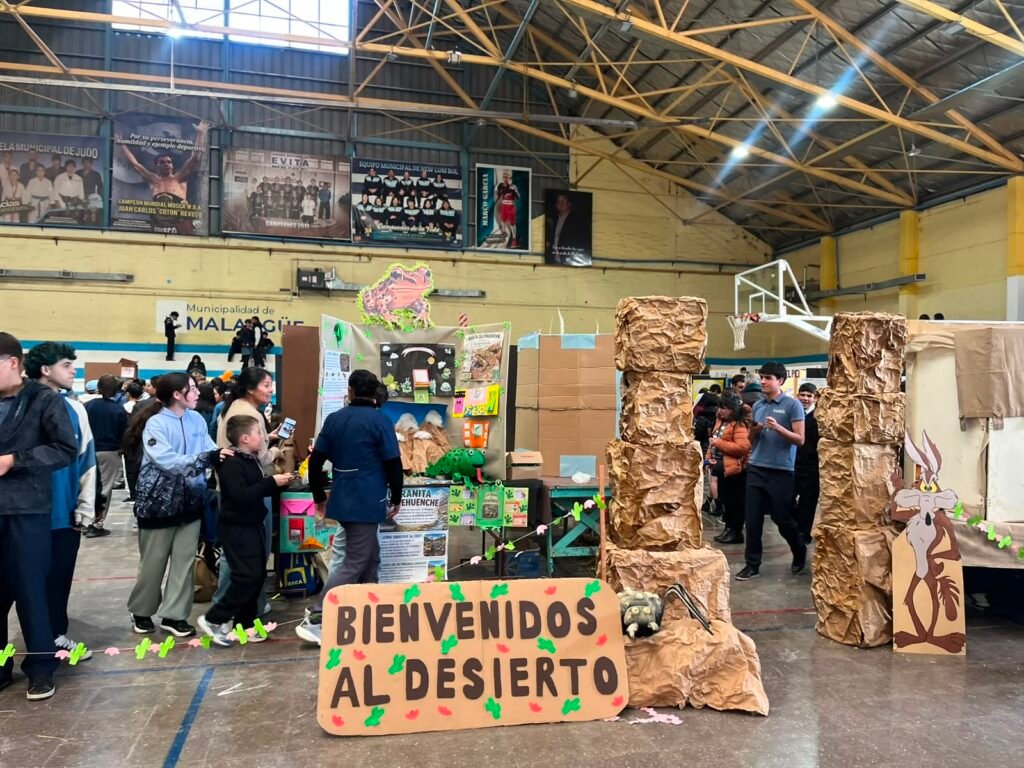 Cosmomanía XIX llena el Polideportivo con ciencia hecha por estudiantes de la Cronin 2 WhatsApp Image 2026 08 12 at 12.52.45 PM
