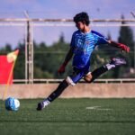 David Eduardo Vásquez busca el arco del Club Montecaseros.