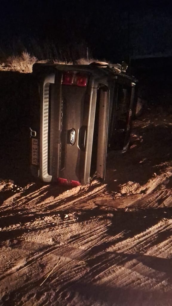 Una camioneta volcó durante la madrugada y dos ocupantes fueron trasladados al hospital 1 WhatsApp Image 2026 08 28 at 10.04.36 AM