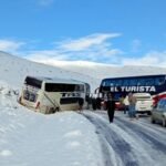 Dos micros quedaron atravesados en la RP 222 y complicaron el tránsito hacia Las Leñas.