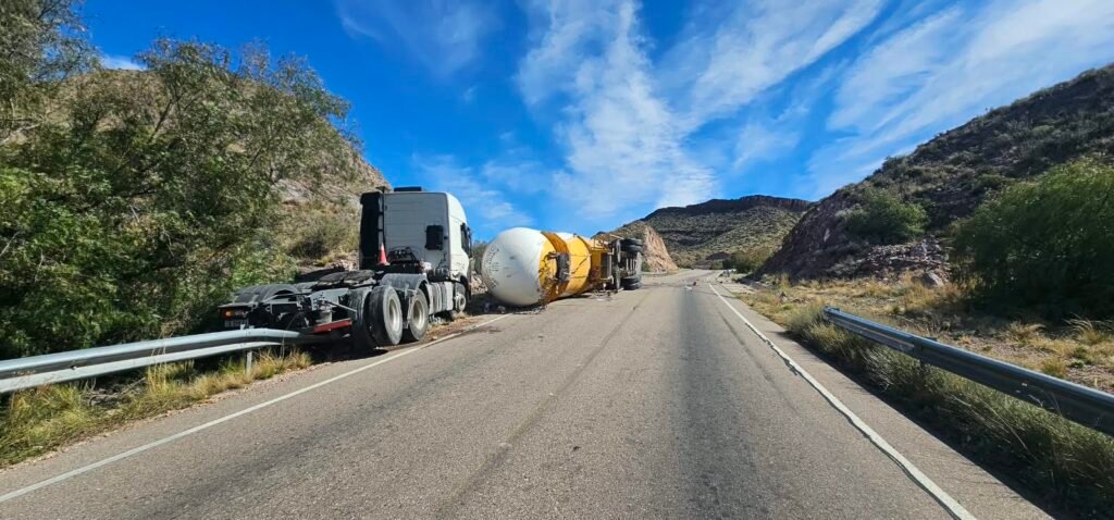 Cortaron la Ruta 144 en la Cuesta de los Terneros por el vuelco de un camión cisterna con gas. 1 WhatsApp Image 2026 10 01 at 18.19.56